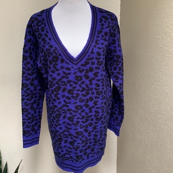 John + Jenn Leopard Print V Neck Sweater - Picture 6 of 13